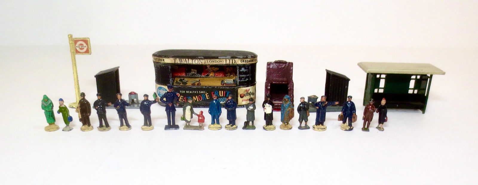 Wardie & Britains OO Gauge Railway Assortment (1 of 1)