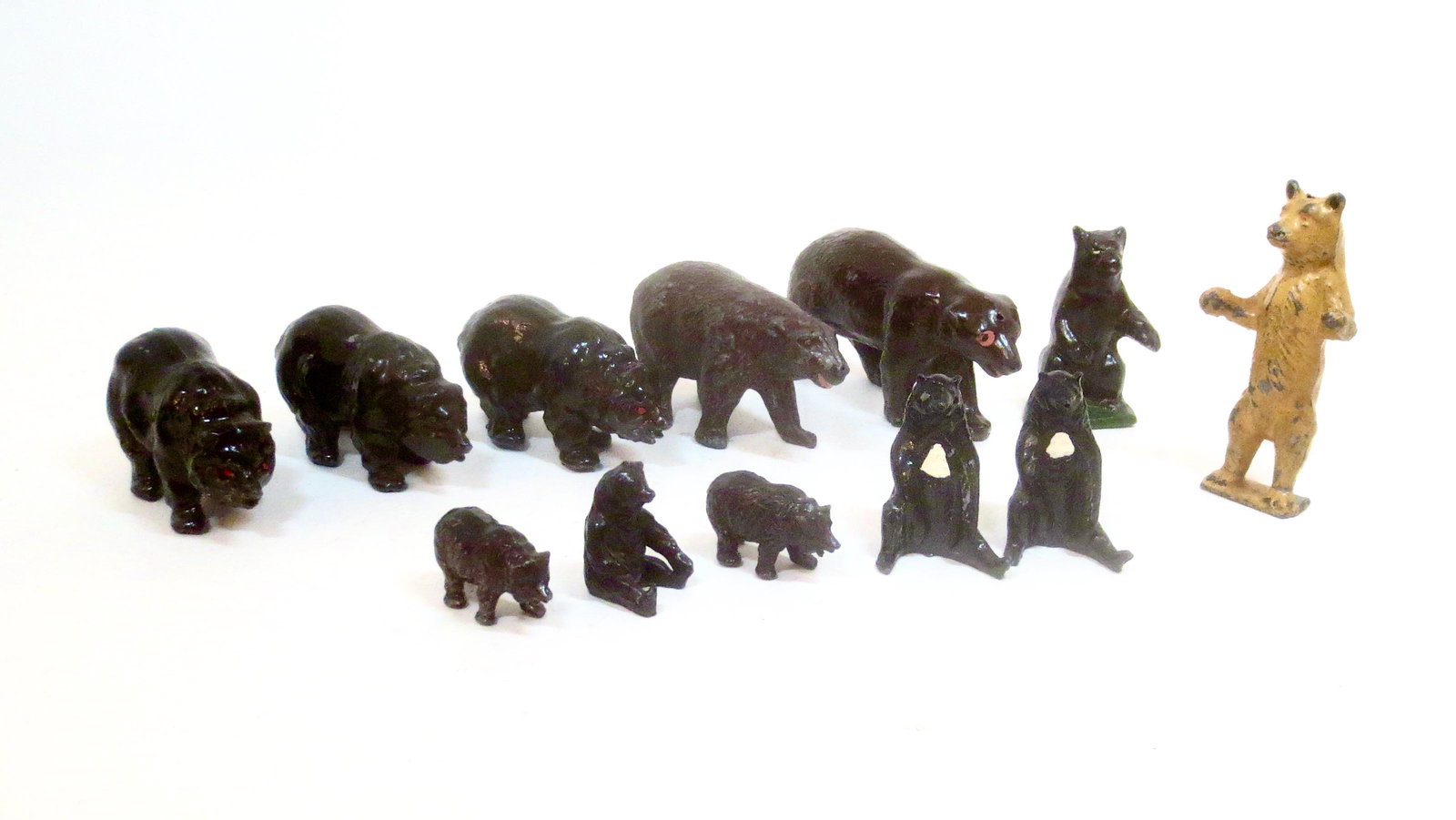 Brown & Black Bear Assortment: British Makers. 12 pieces. Near mint to excellent condition. Unboxed.