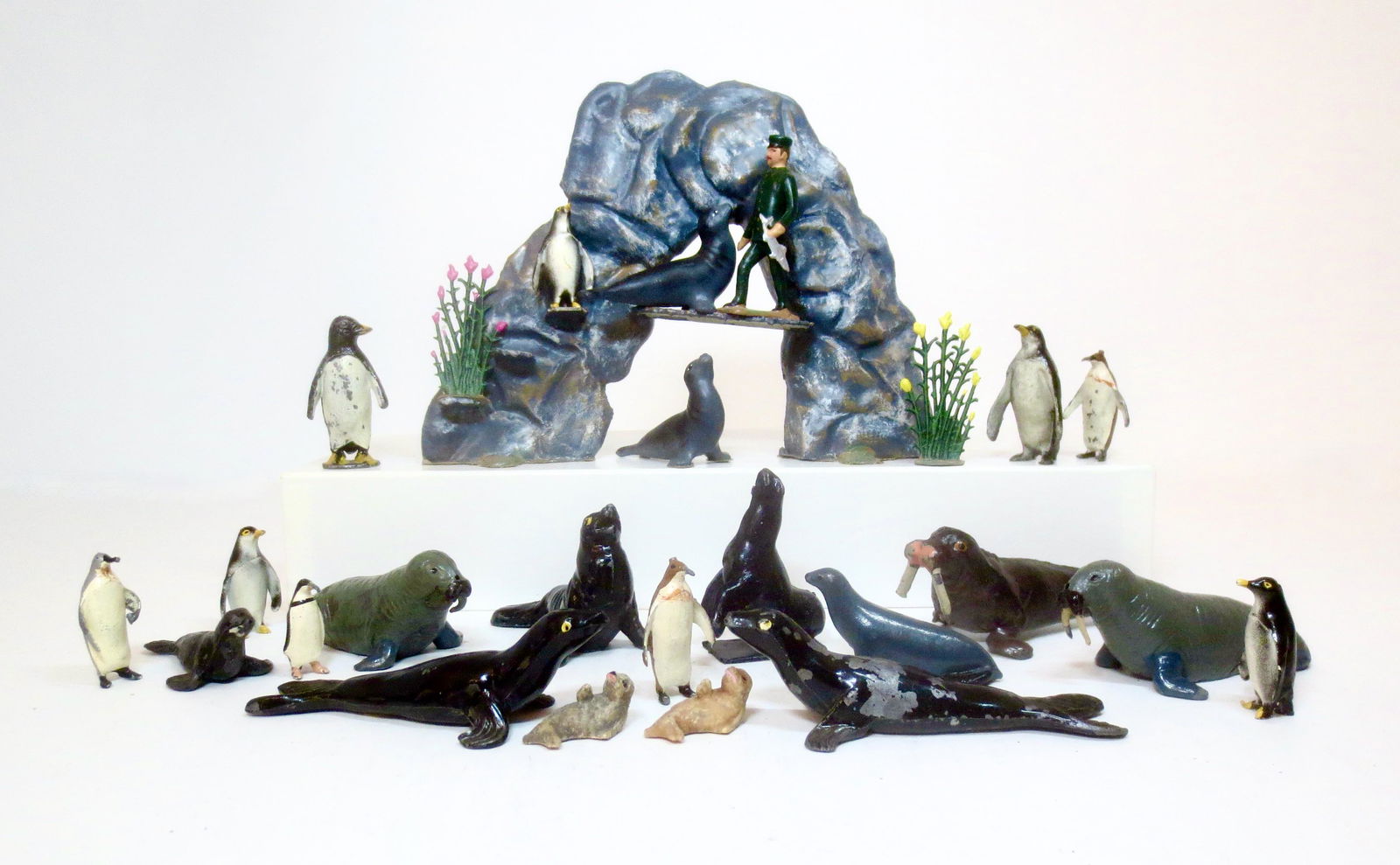 Mignot Zoo Keeper & Seals Vignette (1 of 1)