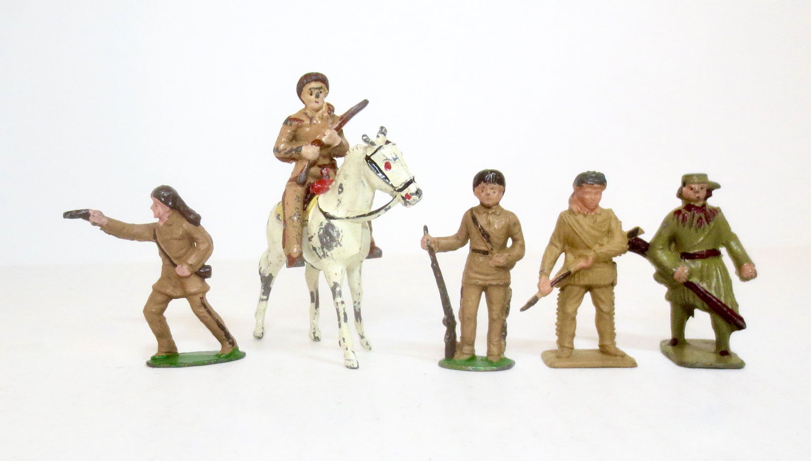 Davy Crockett Assortment: Figures from Charbens, Cherilea, and Lincoln Logs. 5 pieces. Near mint to very good condition. Unboxed.