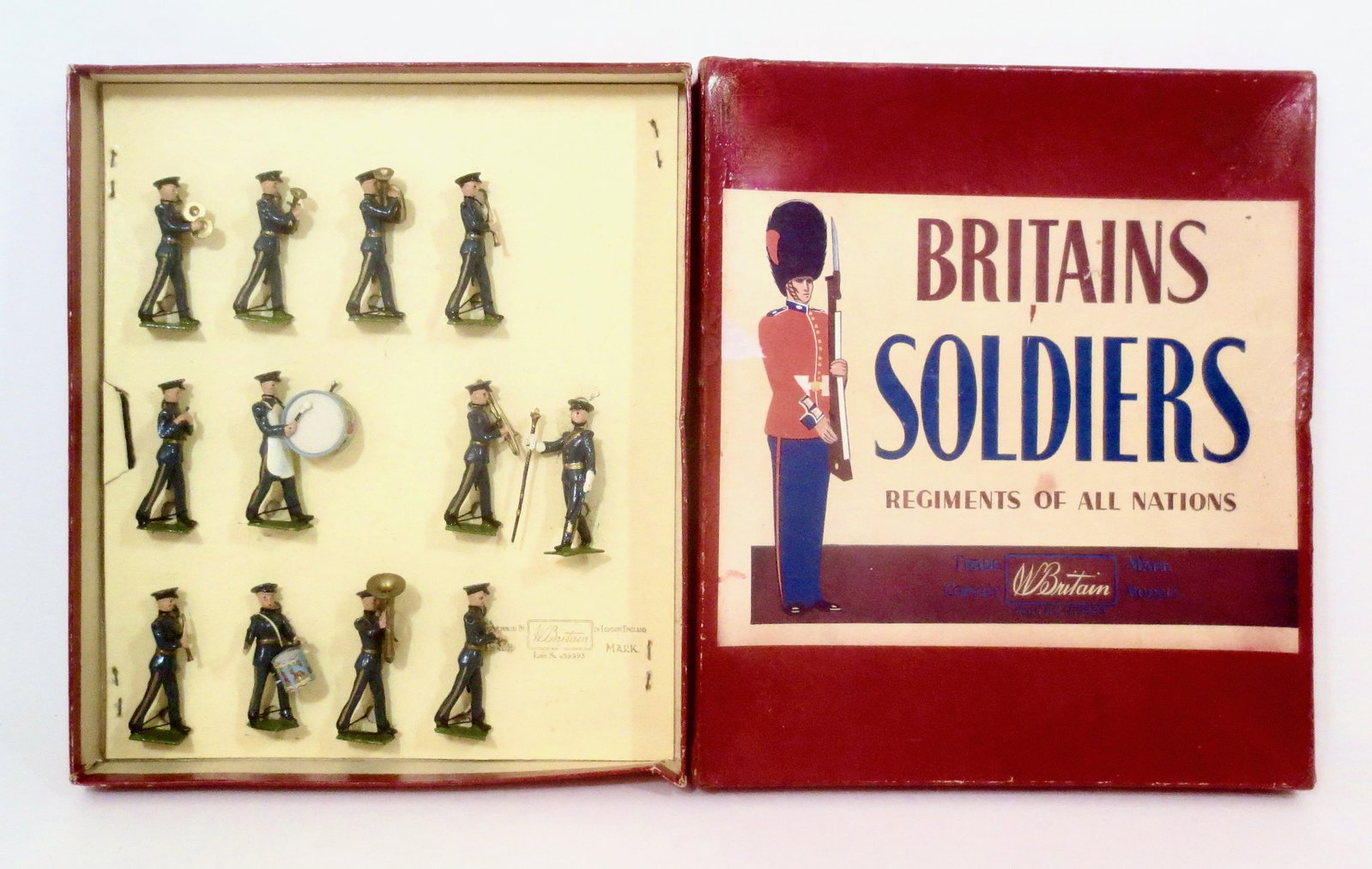 Britains #2116 Band of The Royal Air Force: Post war issue. 12 pieces. Mint condition. Box excellent.