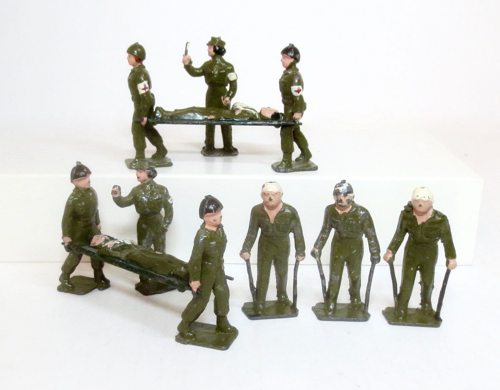 Cherilea Medical Figures with Wounded: 11 pieces. Excellent to good condition (one nurse missing thermometer, one repainted stretcher bearer). Unboxed.