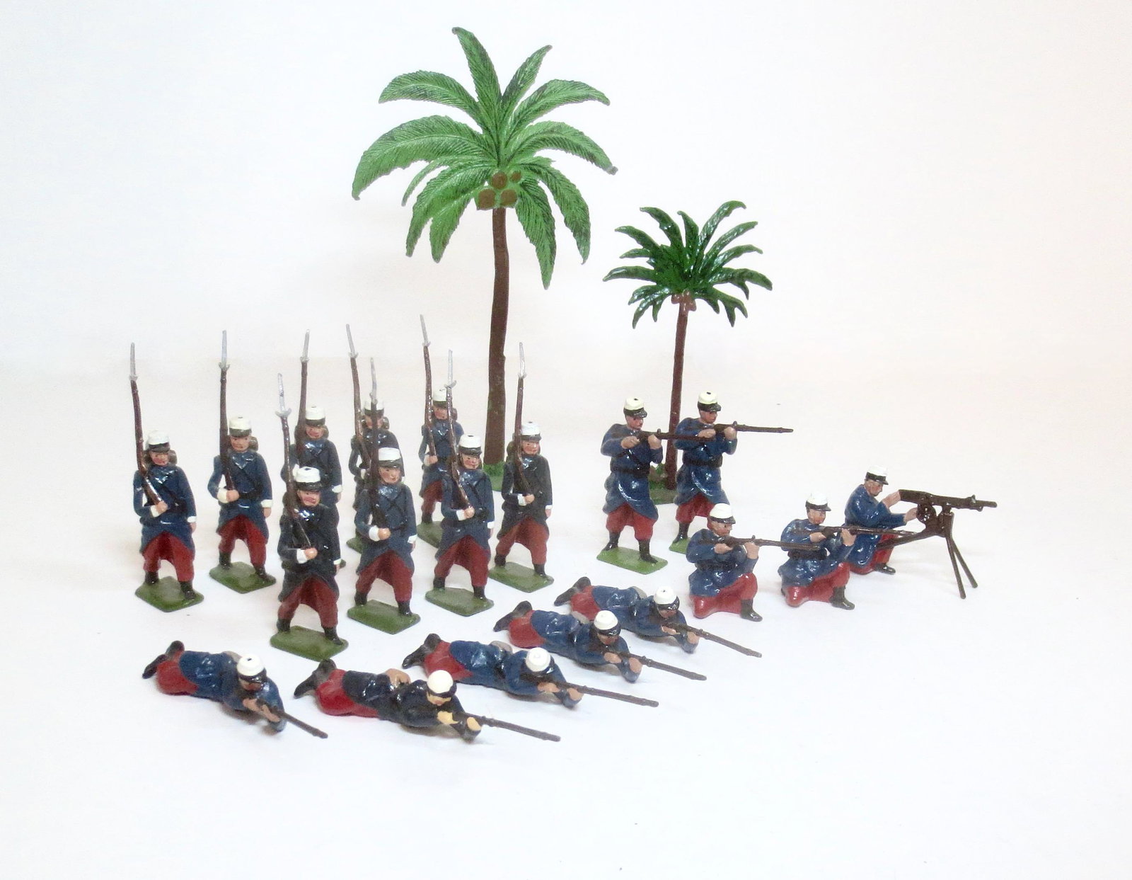 Britains French Foreign Legion Assortment: Post war issue. 21 pieces (including two palm trees from other makers). Good condition (some retouching, one broken rifle) Unboxed.