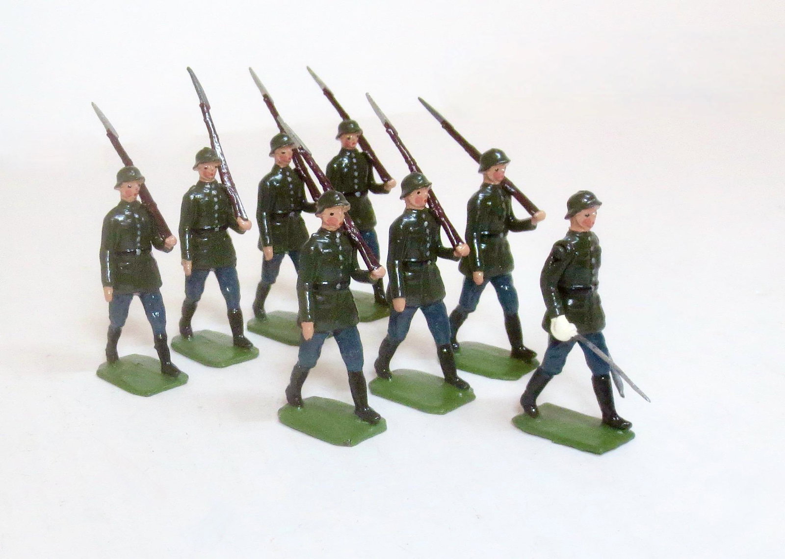 Britains #432 German Infantry: Post war issue. 8 pieces. Excellent condition (some retouching). Unboxed.