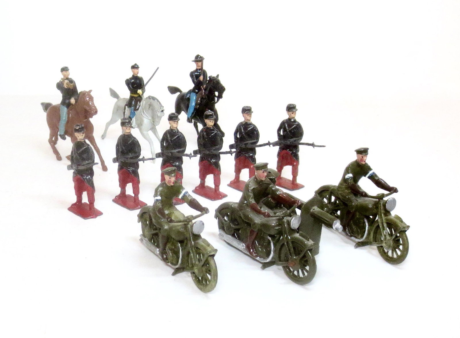 Britains Military Assortment: Post war issues. American Civil War Cavalry, Second grade French Infantry, Motorcycle Dispatch & Motorcycle with sidecar & Machine Gun. 12 pieces. Near mint to very good condition. Unboxed.