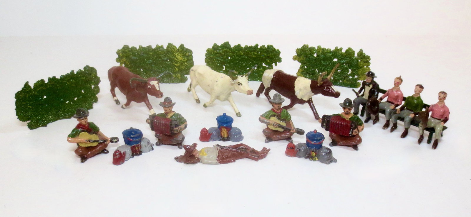 Wild West Cowboy Assortment: Figures from Britains, Timpo & Crescent. 20 pieces. Excellent to good condition (one Britains seated Cowboy with broken pistol). Unboxed.