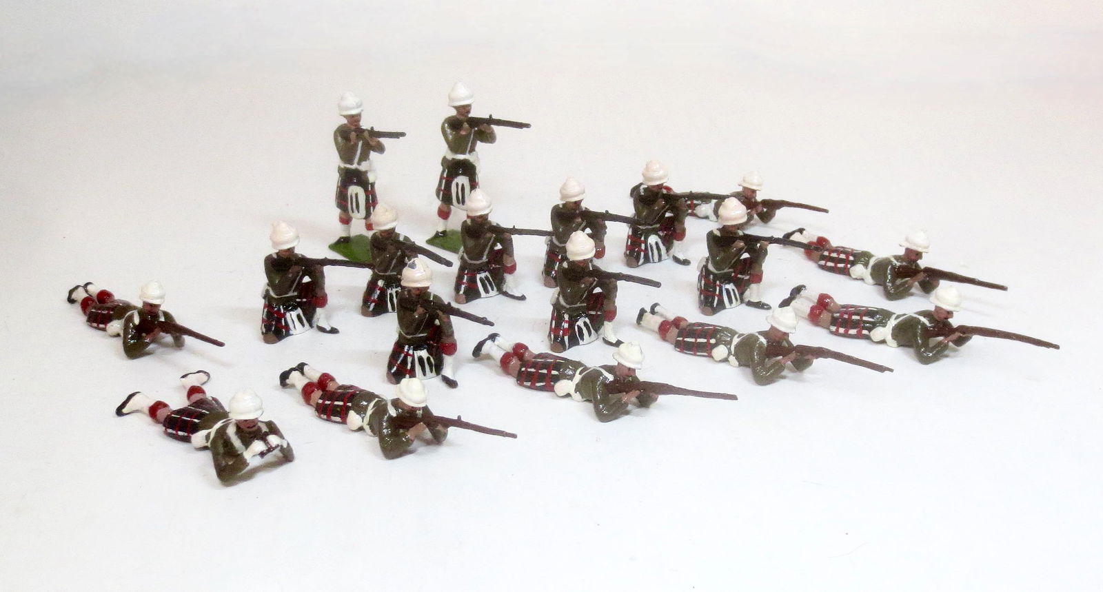 Black Watch Highlanders Firing: Dorset or similar maker. 17 pieces. Mint to near mint condition. Unboxed.