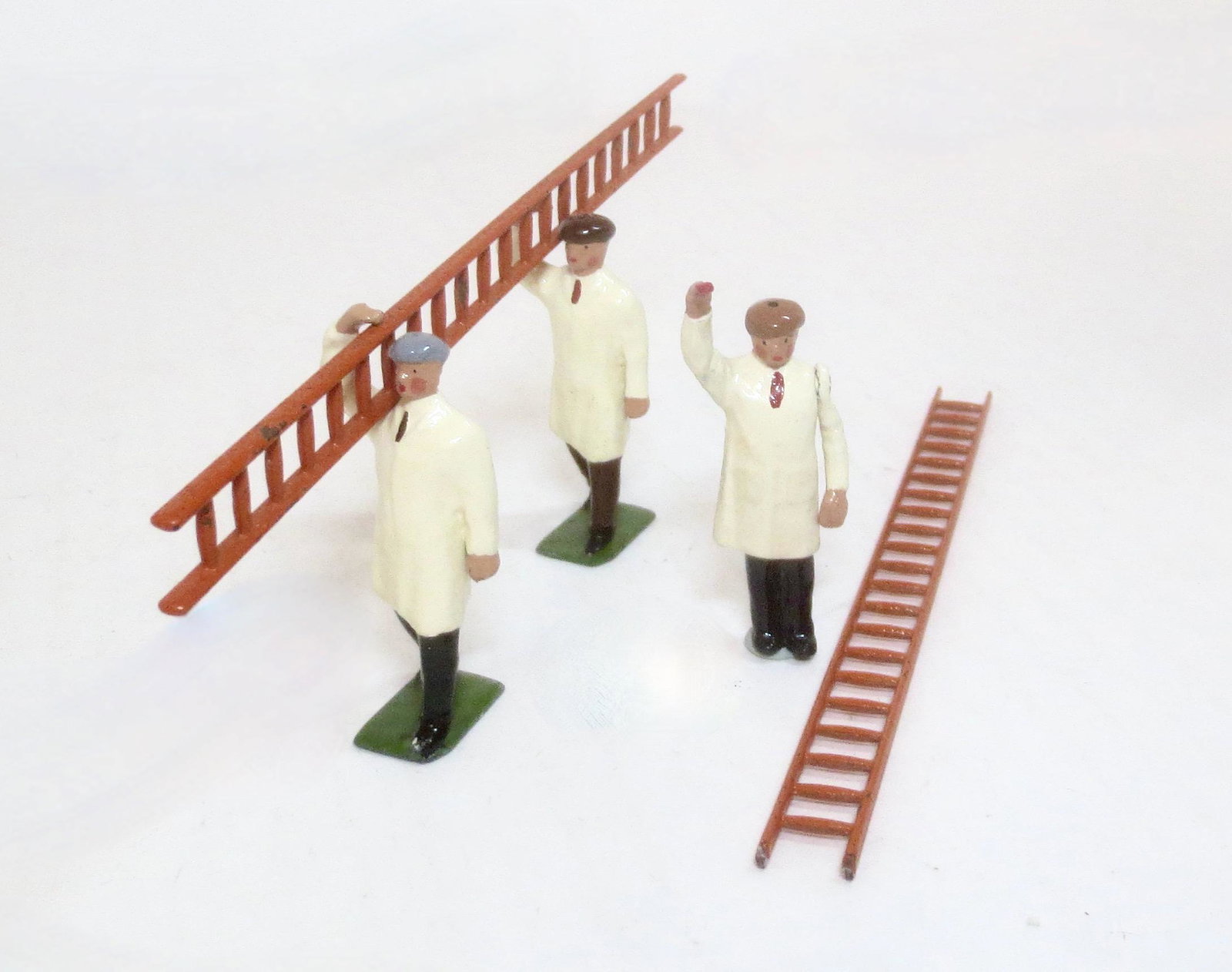 Britains #1495 Painters and Ladder: 5 pieces. Repainted condition. Unboxed.