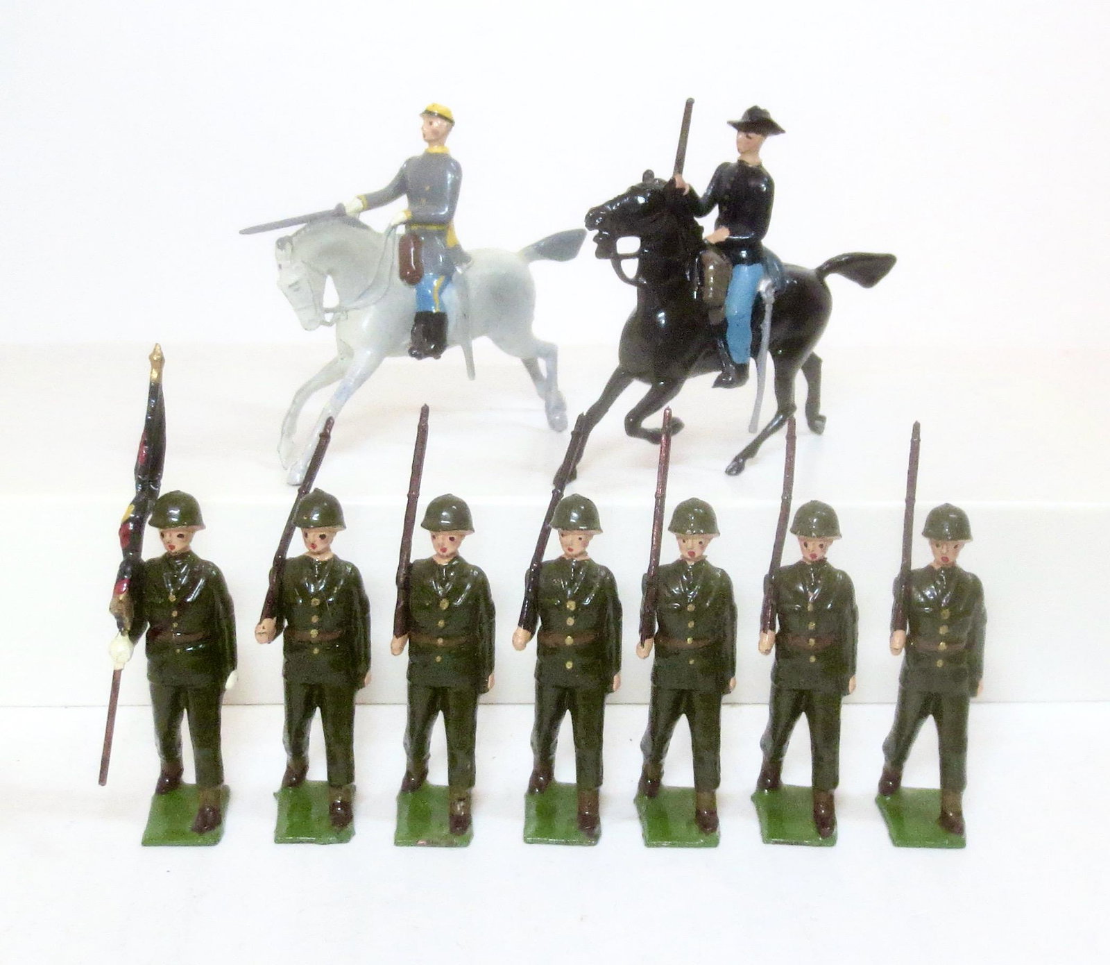 Britains U.S.A. Army and Civil War Assortment: Post war issue. 9 pieces. Near mint to excellent condition. Unboxed.