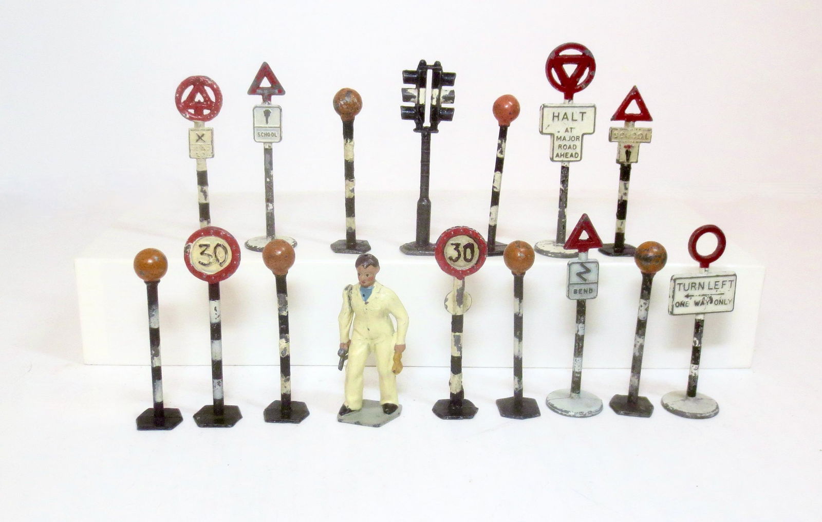 Britains Garage Service Man & Road Signs (1 of 1)