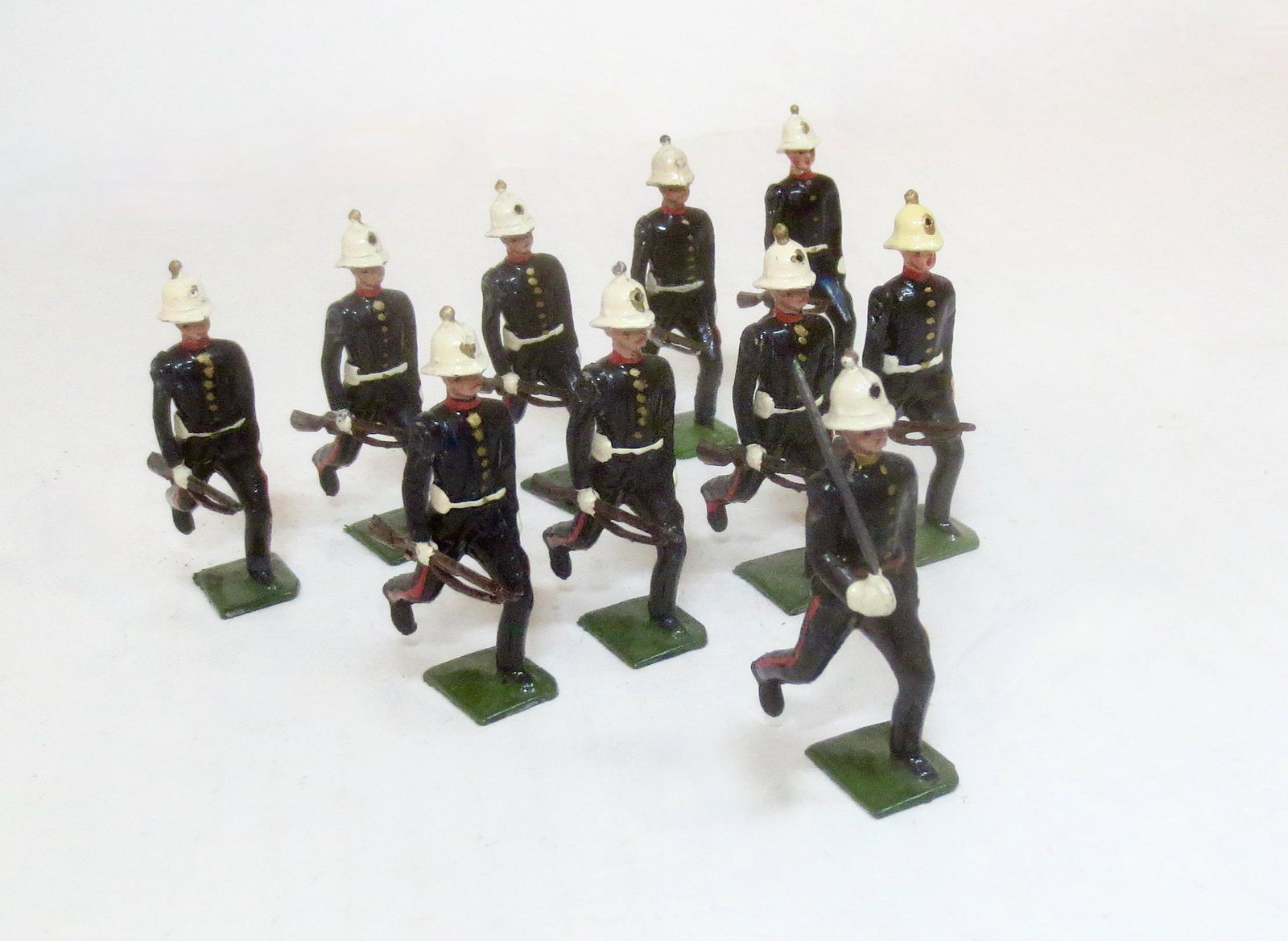 Britains From #1284 Royal Marines: Running at Trail. Post war issue. Excellent condition. 10 pieces. Unboxed.