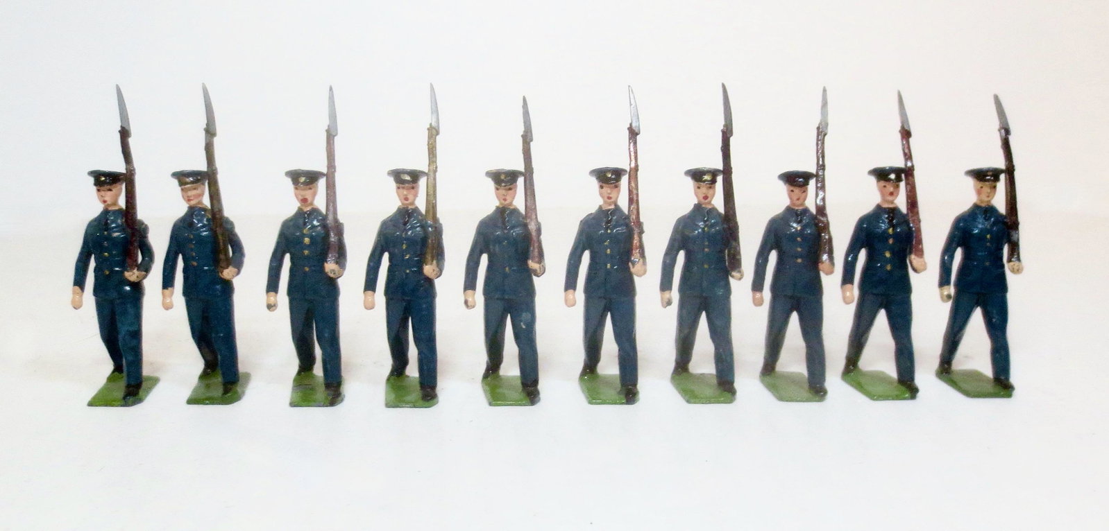Britains From #2073 Royal Air Force: Post war issue. Near mint to excellent condition. 10 pieces. Unboxed.