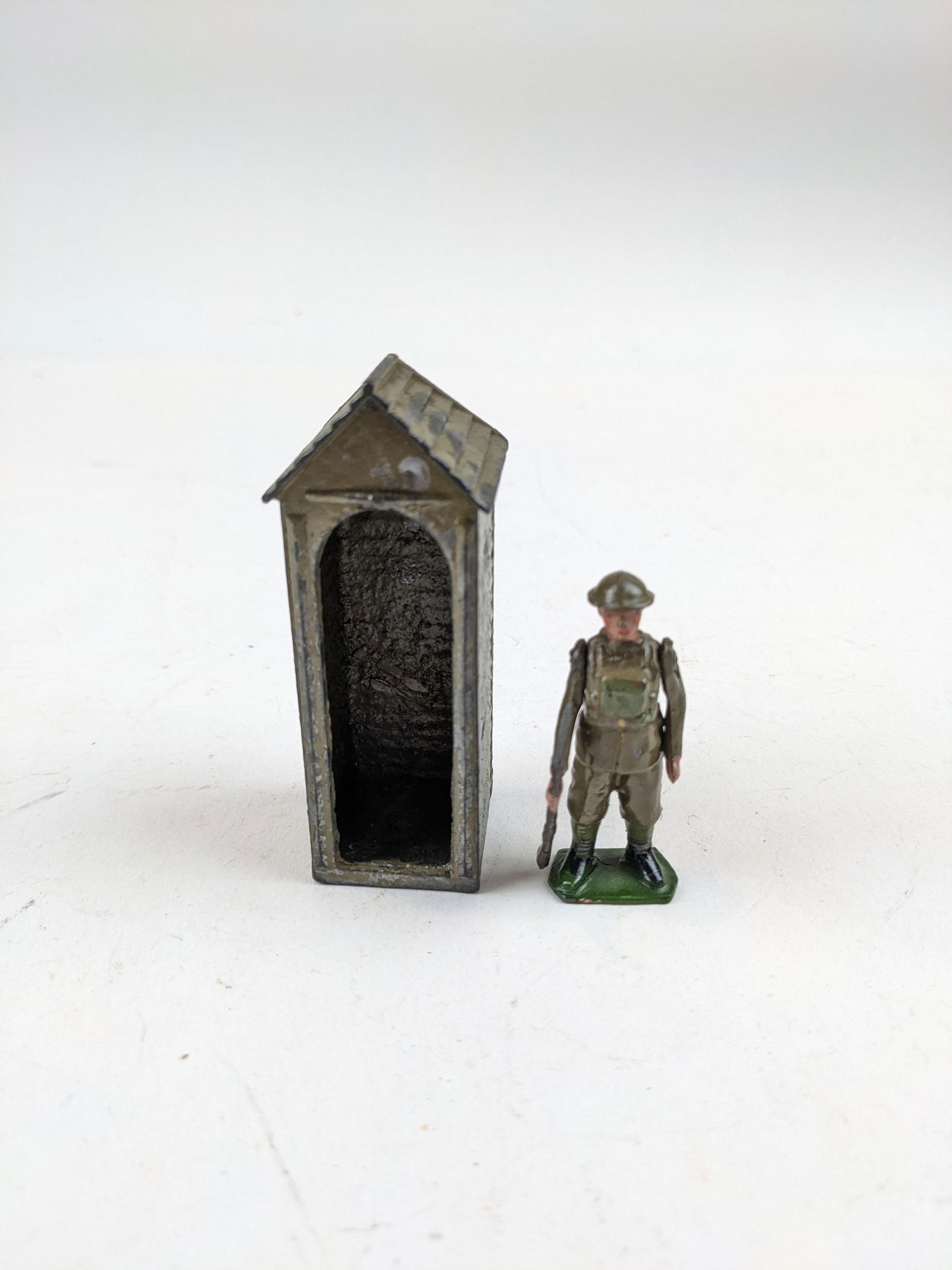Britains #1859 Sentry Box With Sentry Pre-War (1 of 1)