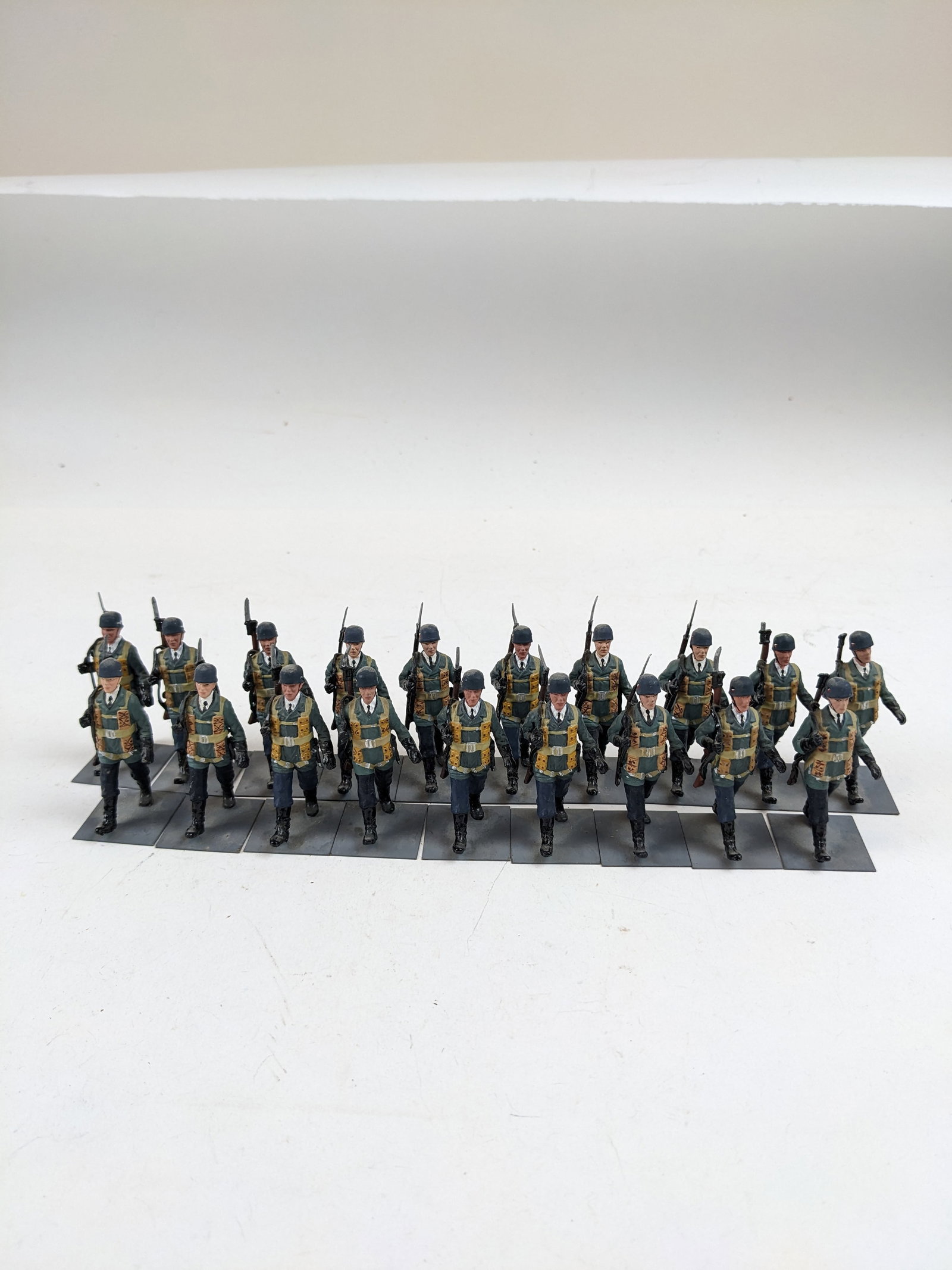 Alymer German Paratroops: 19 Pieces Condition Excellent 4 Bayonets Broken No Box
