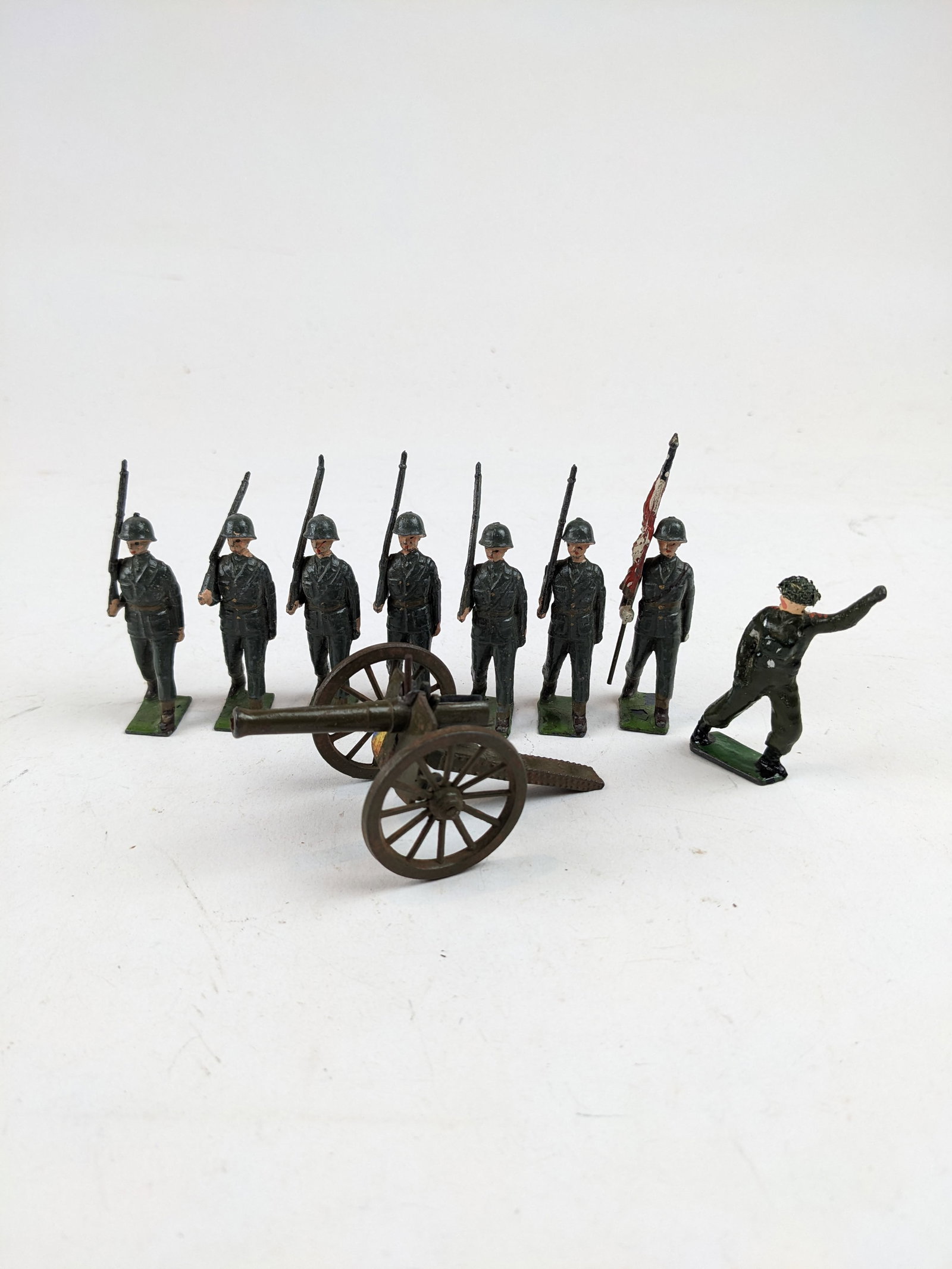 Britains US Army with Gun: 9 Pieces Condition Good To Very Good No Box