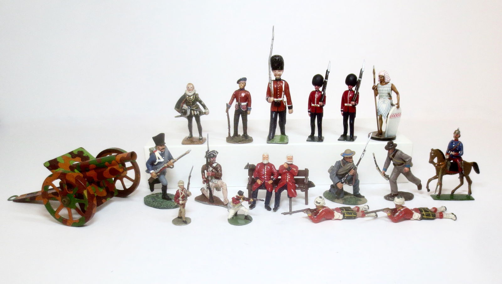 Large Assortment Of Makers Soldiers: 19 pieces. Excellent to very good condition (large Heyde type figure repainted). Unboxed.