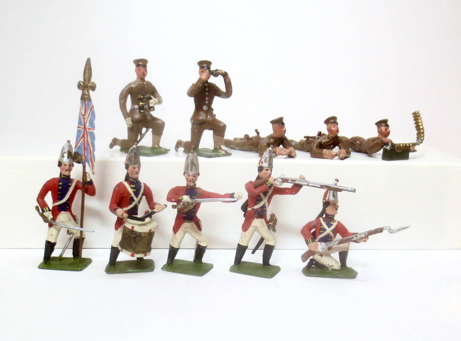 Heyde British Infantries: World War One British Infantry in excellent condition (missing machine gun). American Revolutionary War Red Coats in pristine condition. 10 pieces. Unboxed.