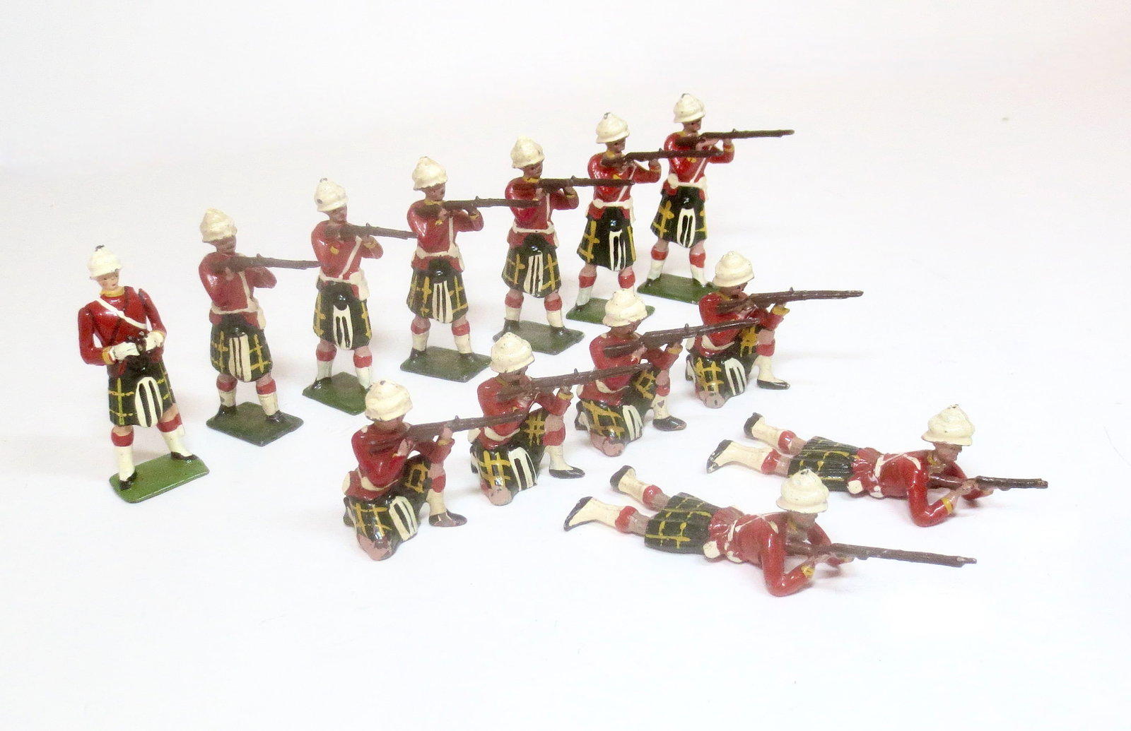 Britains From #157 Gordon Highlanders Firing: Post war issue, with standing officer. One clipped rifle, others in excellent to very good condition (one clipped rifle, mismatched paint). 13 pieces. Unboxed.