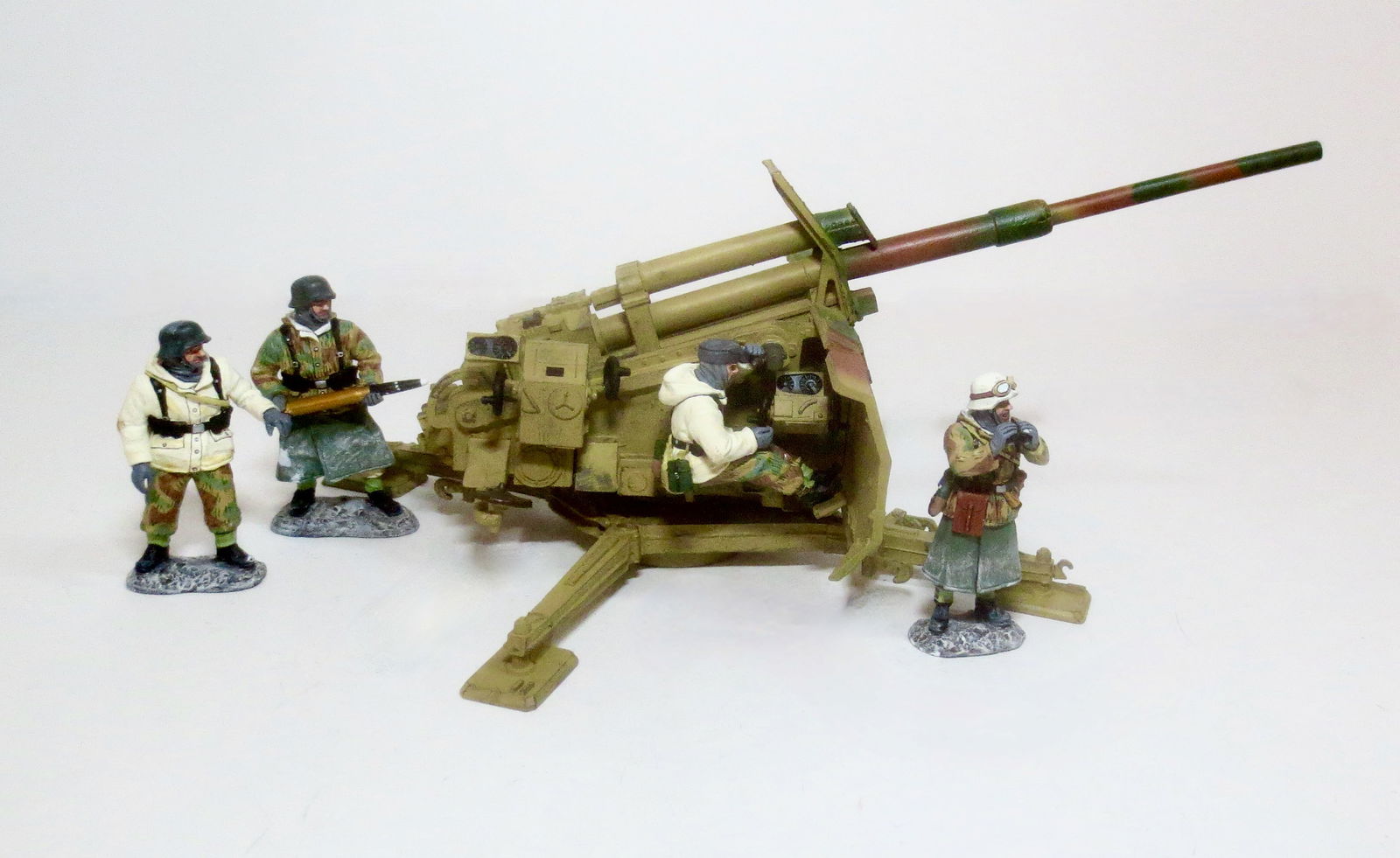 King & Country WW2 German Flak Gun & Crew: 5 pieces. Mint to near mint condition. Unboxed.