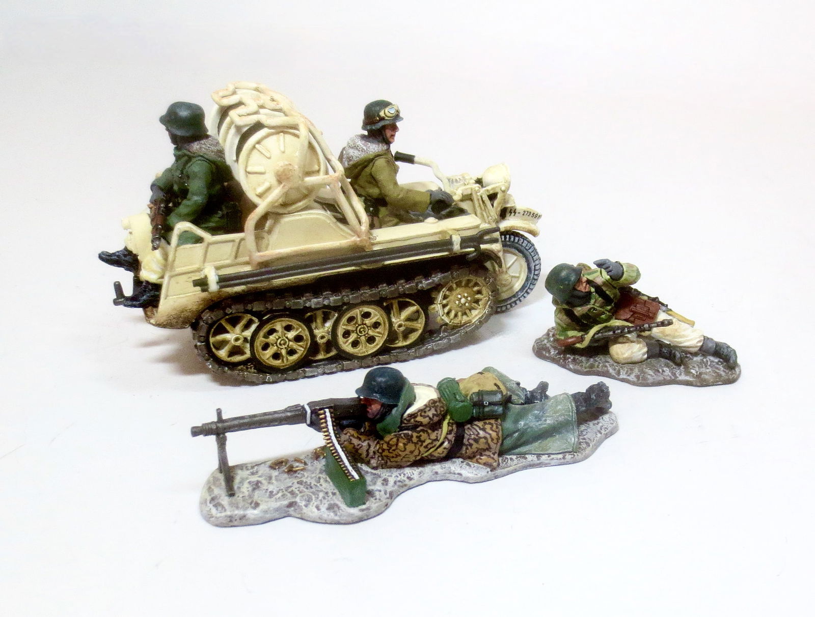 King & Country WW2 German Kettenkrad: With Crew, and two German Bastogne fighters. 4 pieces. Near mint to excellent condition. Unboxed.