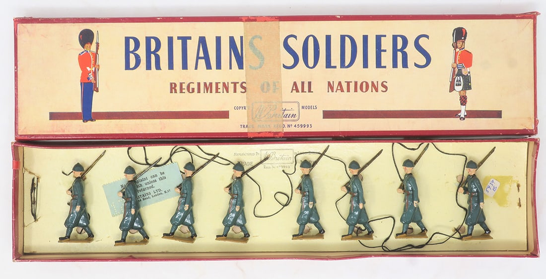 Britains set #1435, Italian Infantry: in service dress, steel helmets, in original box, very good, box good, some splits, lid taped, 8 pieces, (c. 1959)