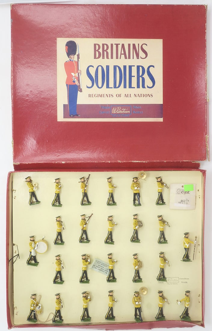 Britains set #2110, Band of the US Army: in original box, yellow uniforms, very good, box good, 25 pieces, (c. 1959)