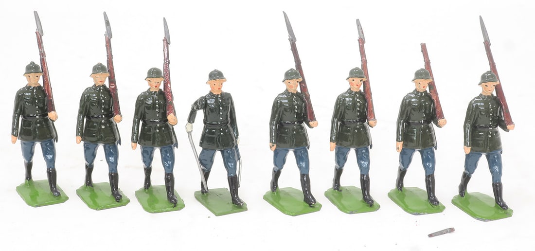 Britains set #432, German Infantry at the slope: with officer, very good, one bayonet detached but present, 8 pieces, (c. 1959)