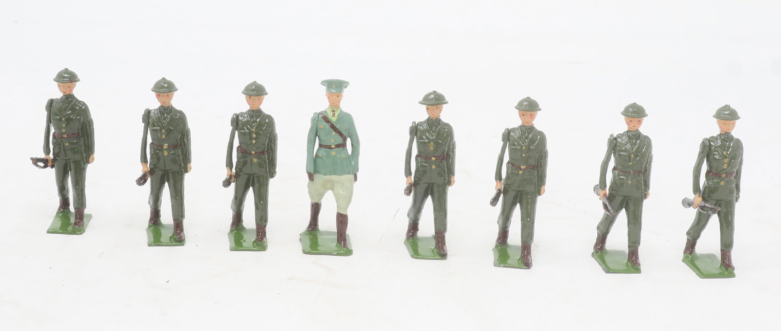 Britains set #1603, Republic of Ireland Infantry: at the trail with officer, second version in steel helmets, very good, 8 pieces, (c. 1959)