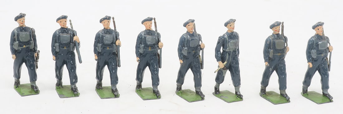 Britains set #2011, From RAF display set: RAF Regiment with officer and bren gun, very good, 8 pieces, (c. 1959)