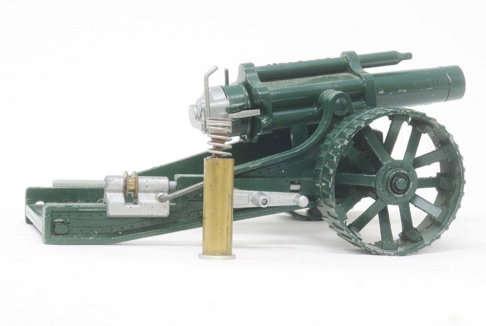 Britains set #2107 18" Howitzer gun: on wheeled carriage, last version in bright green finish; with ammo cartridge, (c.1966)