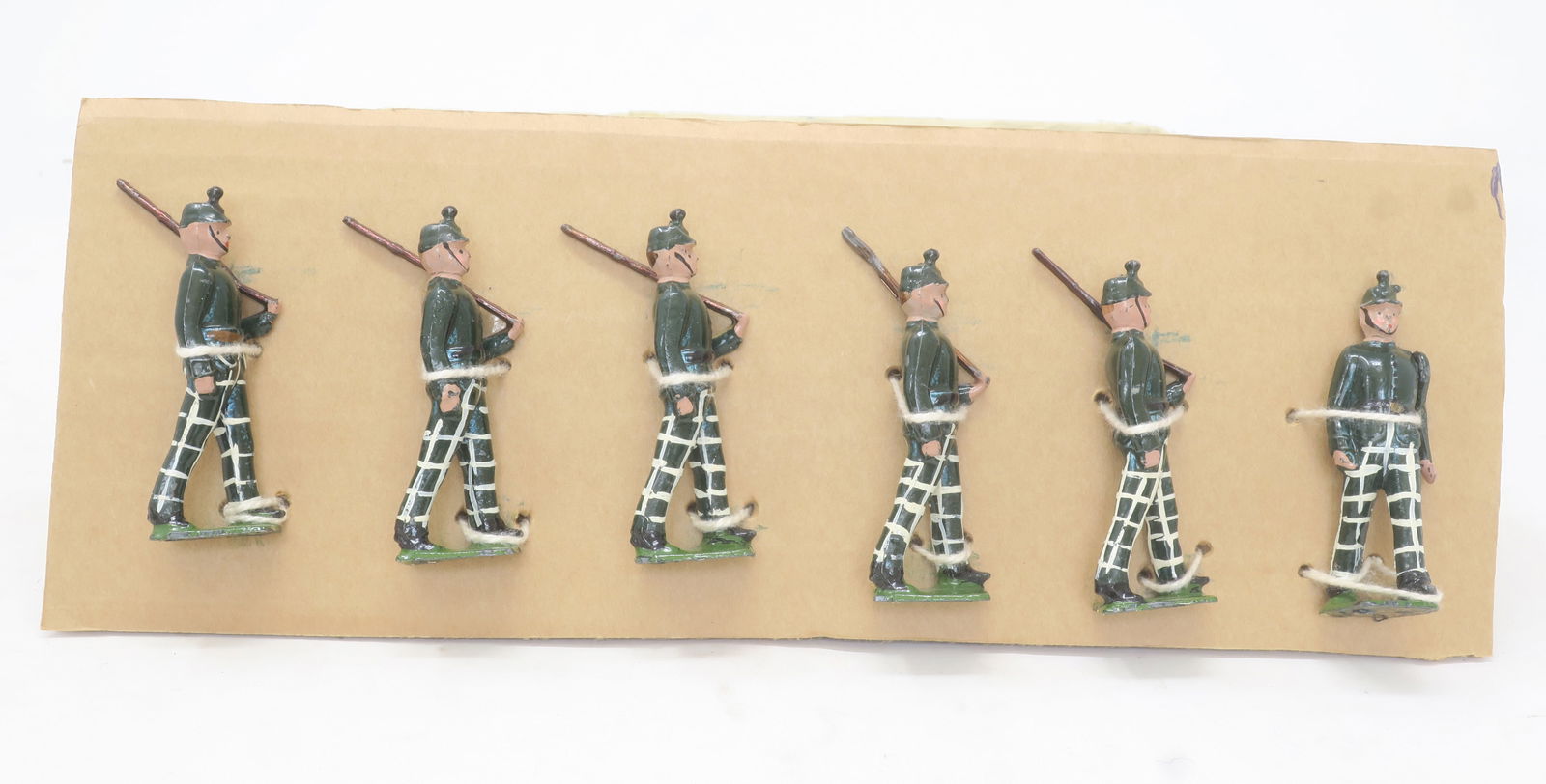 Britains set #1913, Cameronians at the slope (1 of 1)
