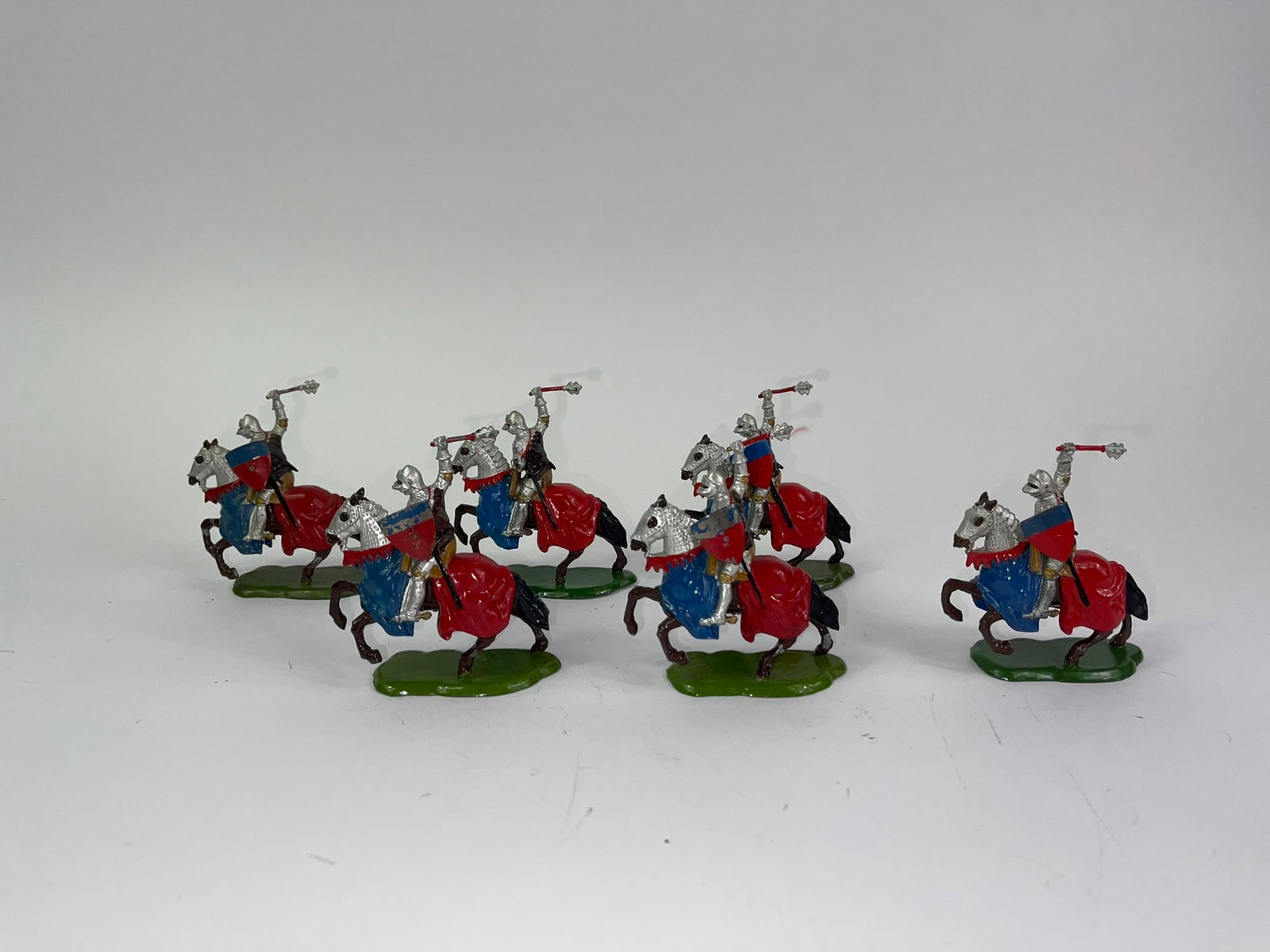 Britains Knights of Agincourt Collection: 6 pcs in good to very good condition, including a knight with mace over head. One figure is missing a shield.