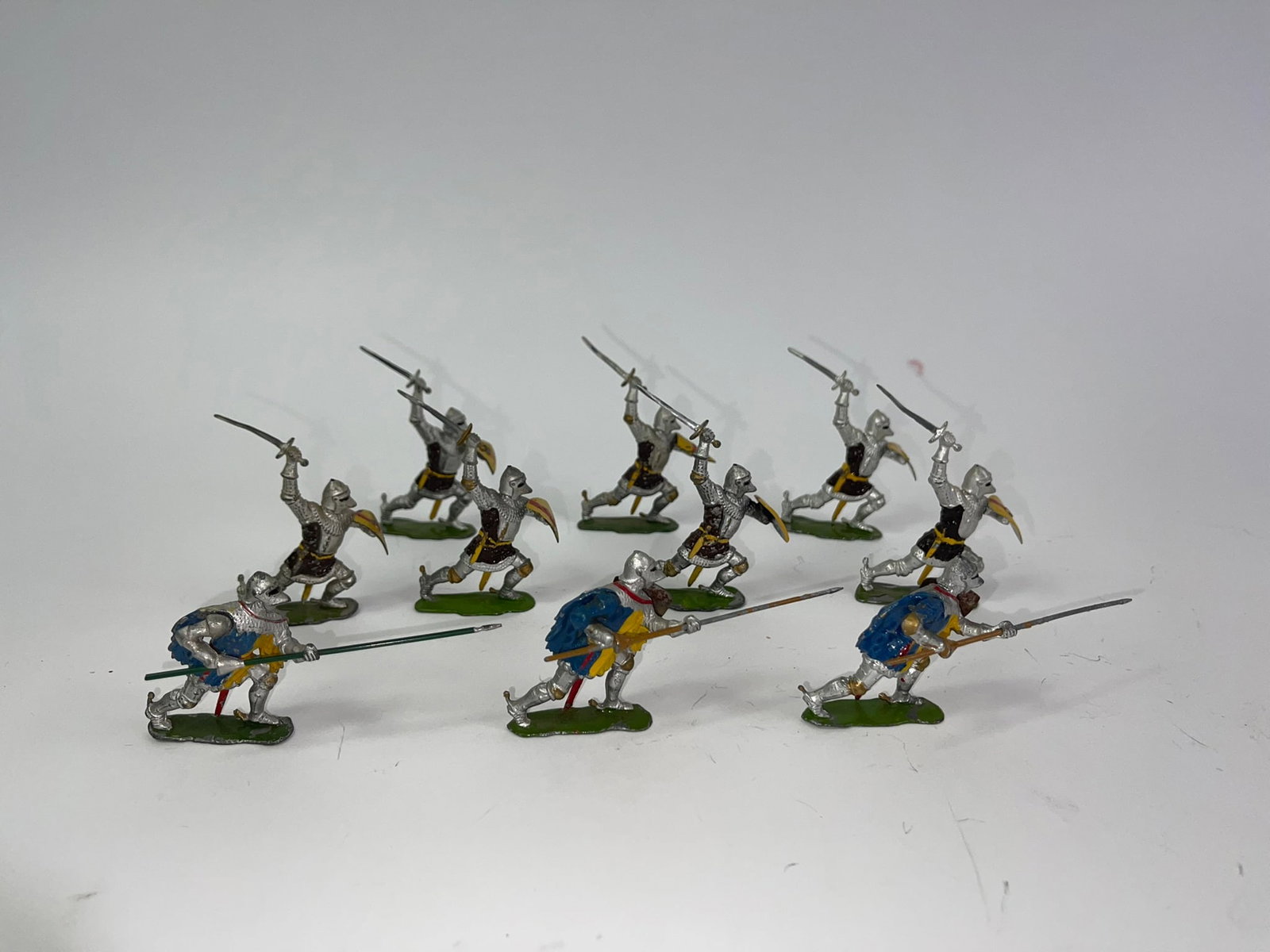 Britains Knights of Agincourt: 10 pcs in good condition with some paint chips. 7 with swords raised, 3 with lances. Figures are complete.