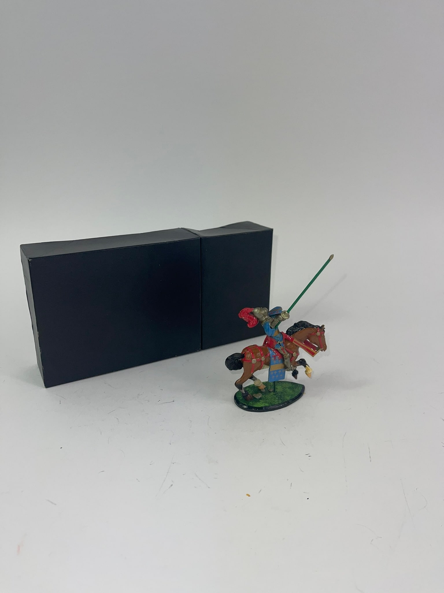 Plantagenet Denis De Stamer No 30: 1 mounted knight complete with box. Very good to excellent condition. Lance is loose.
