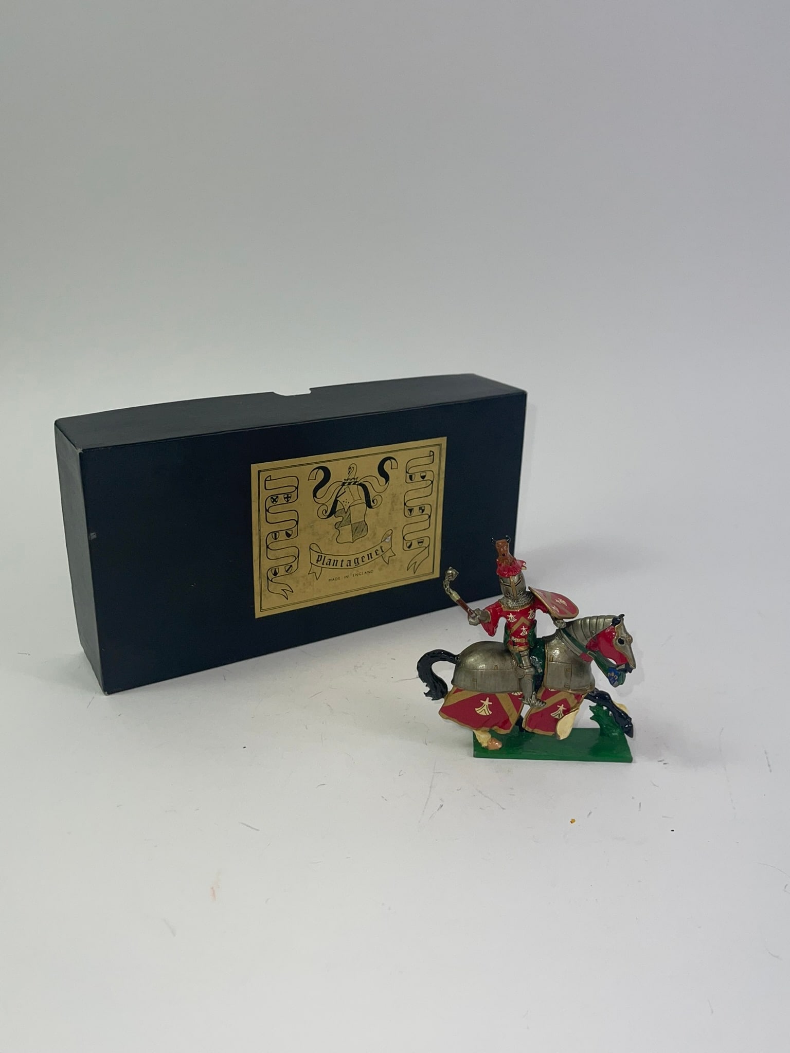 Plantagenet Knight Jean de Commines No 6: 1 mounted knight complete with box. Very good to excellent condition.