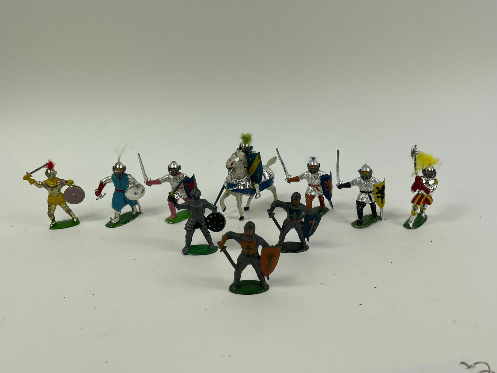 Sacul Knights: 10 pcs in very good condition. Complete with face shields and partial plumes. One sword is missing.