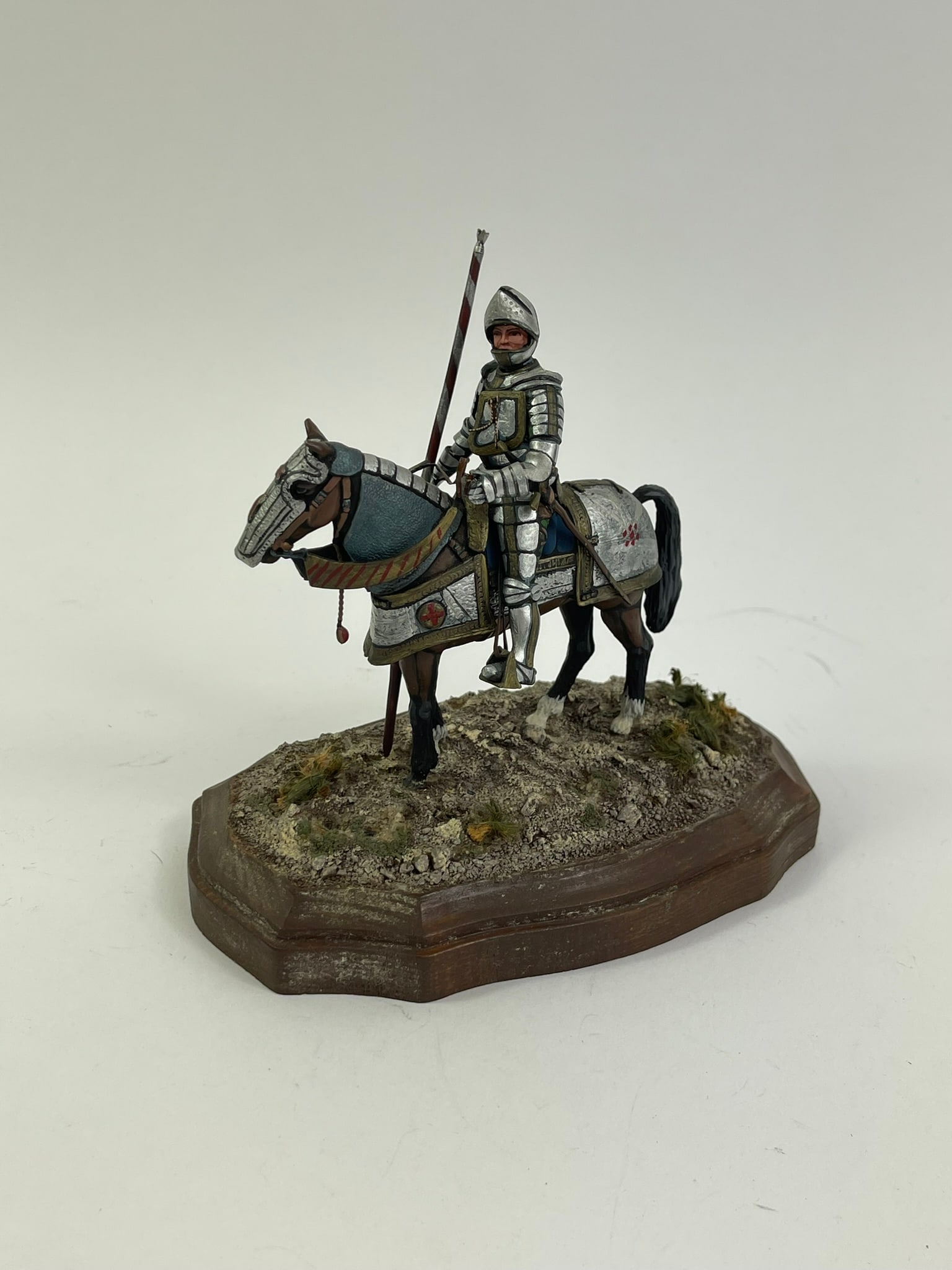 Connoiseur 80mm Knight on Plinth (1 of 2)