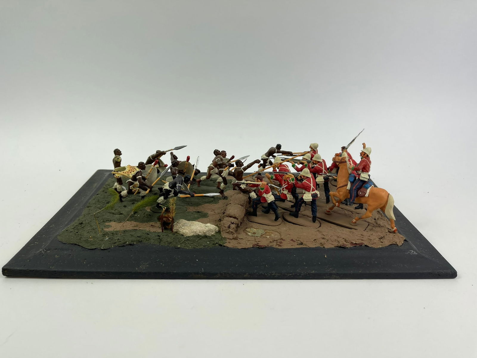 Rorke's Drift Diorama: Superb diorama with a 16x10in base. 22 54mm figures. Couple of broken weapons and two figures need repairs. **EXTRA SHIPPING DUE TO LARGE LOT SIZE**