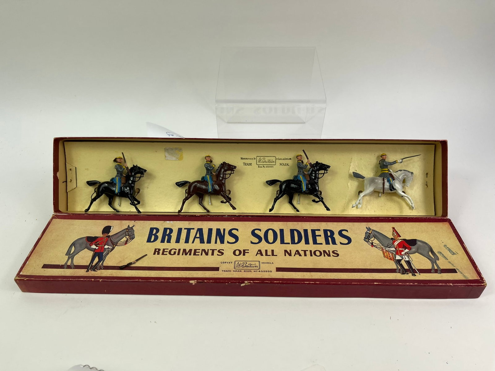 Britains Confederate Cavalry and Infantry #2055: 4 pcs in excellent to near mint condition. Original tied in box. One rifle needs reattached.