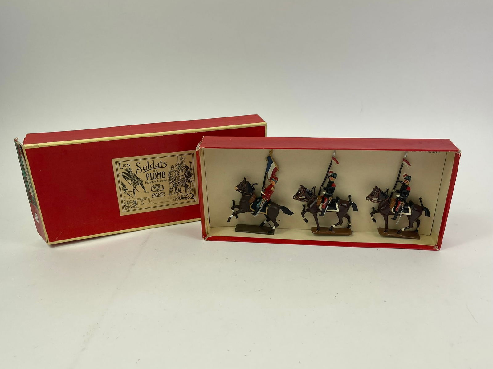 Mignot Gendarmes D'Elite c. 1810: One complete set in original box, in excellent condition. 3 pcs, all tied in box. Box has minor damage.