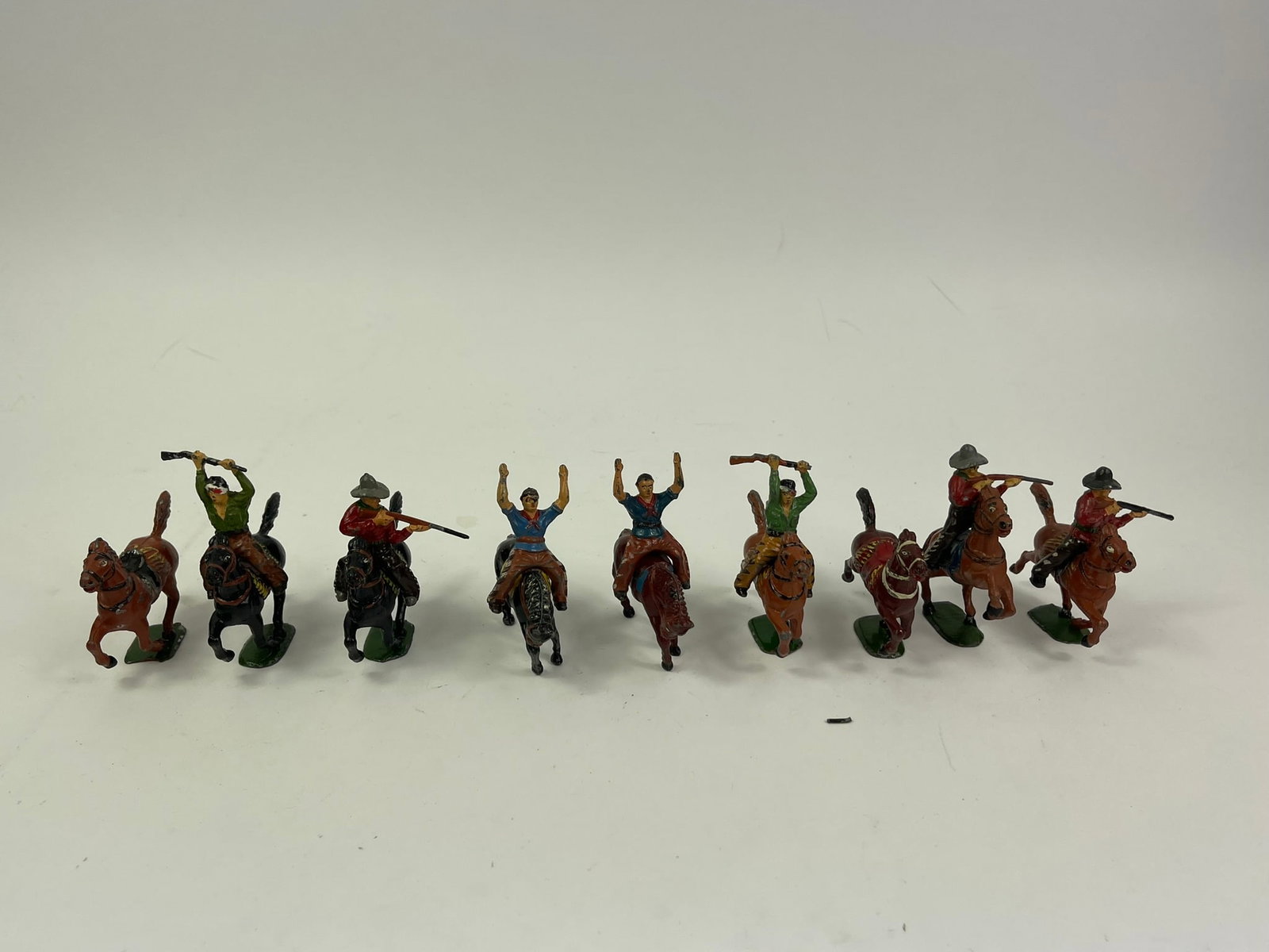 Timpo Wild West Series: 10 pcs, figures in good condition. One broken rifle tip.