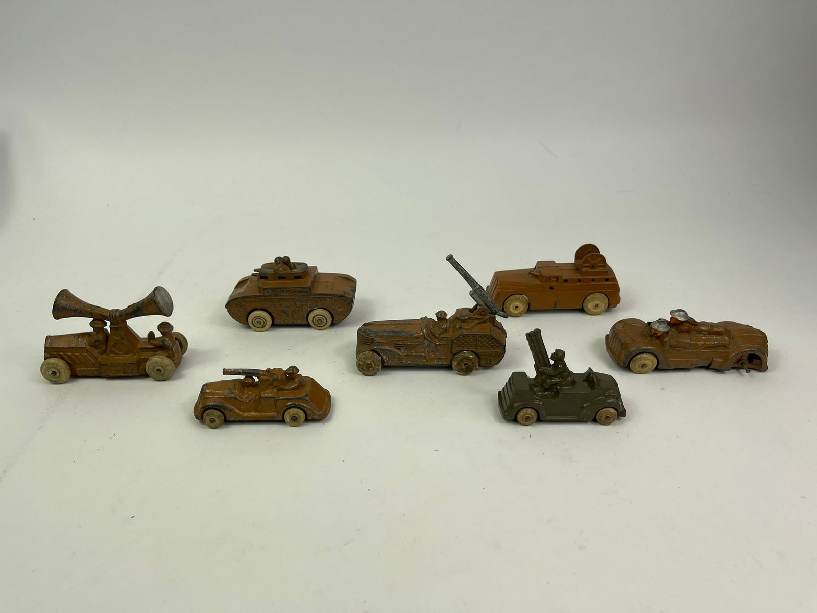 Barclay Manoil Military Vehicle Collection: 7 pcs, figures in good to very good condition. Metal figures. The Barclay R83 vehicle's gun is broken off and one tire is missing.