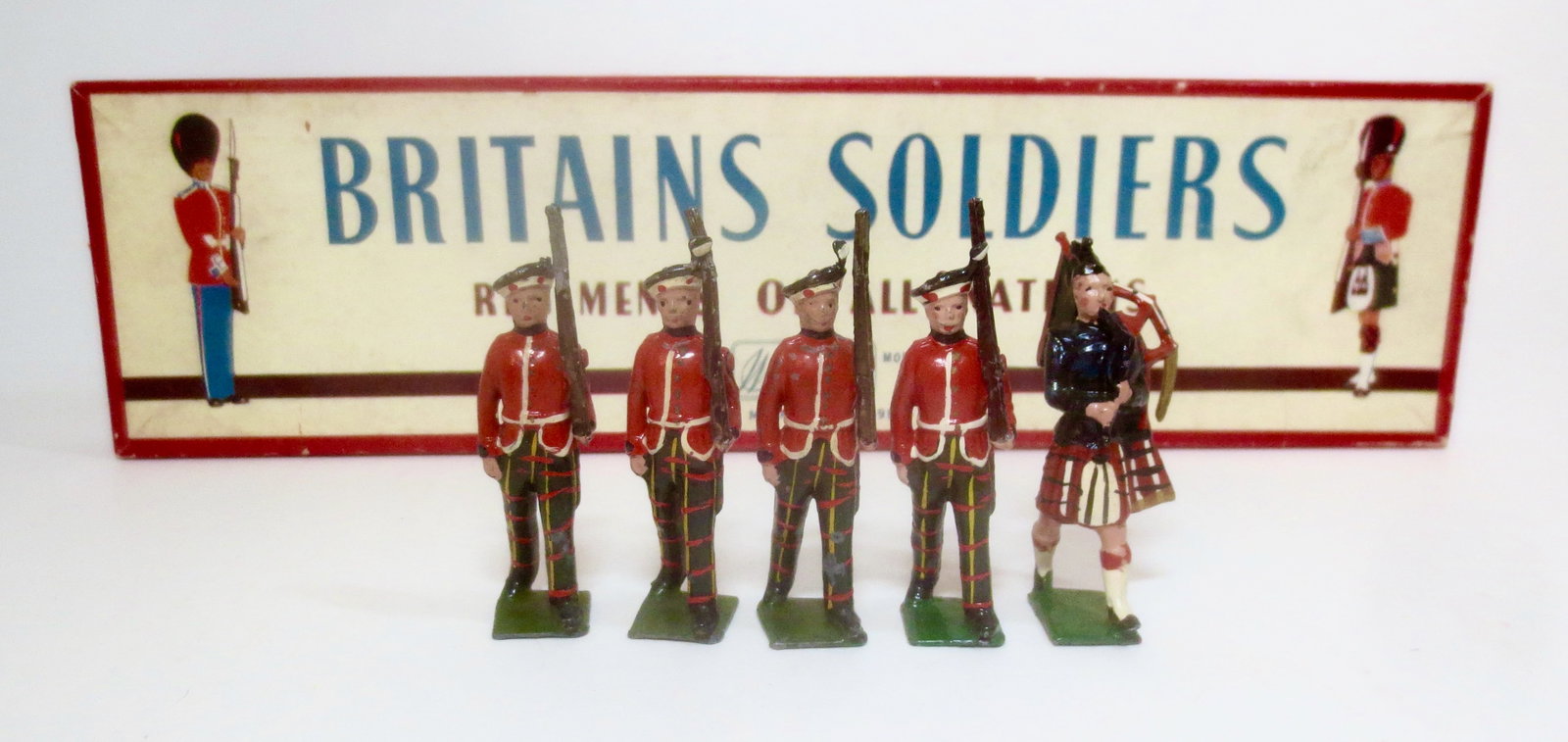Britains #212 The Royal Scots: Post war issue. 5 pieces. Excellent to very good condition (one missing tassel). Box excellent.