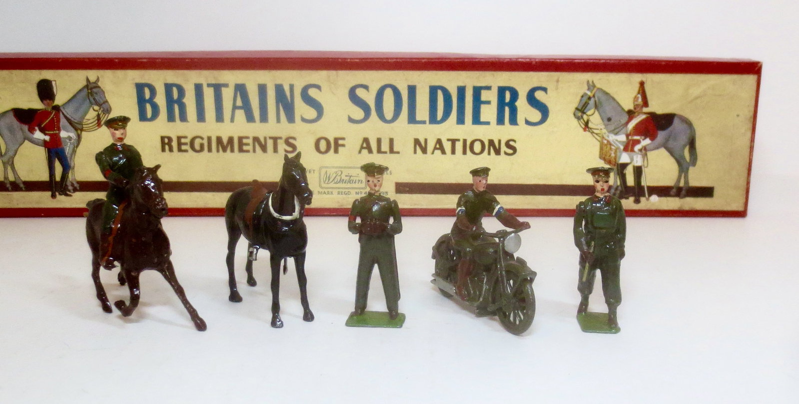 Britains #1907 British Army Staff Officers: Active Service. Post war issue. 5 pieces. Mint to near mint condition. Box excellent.
