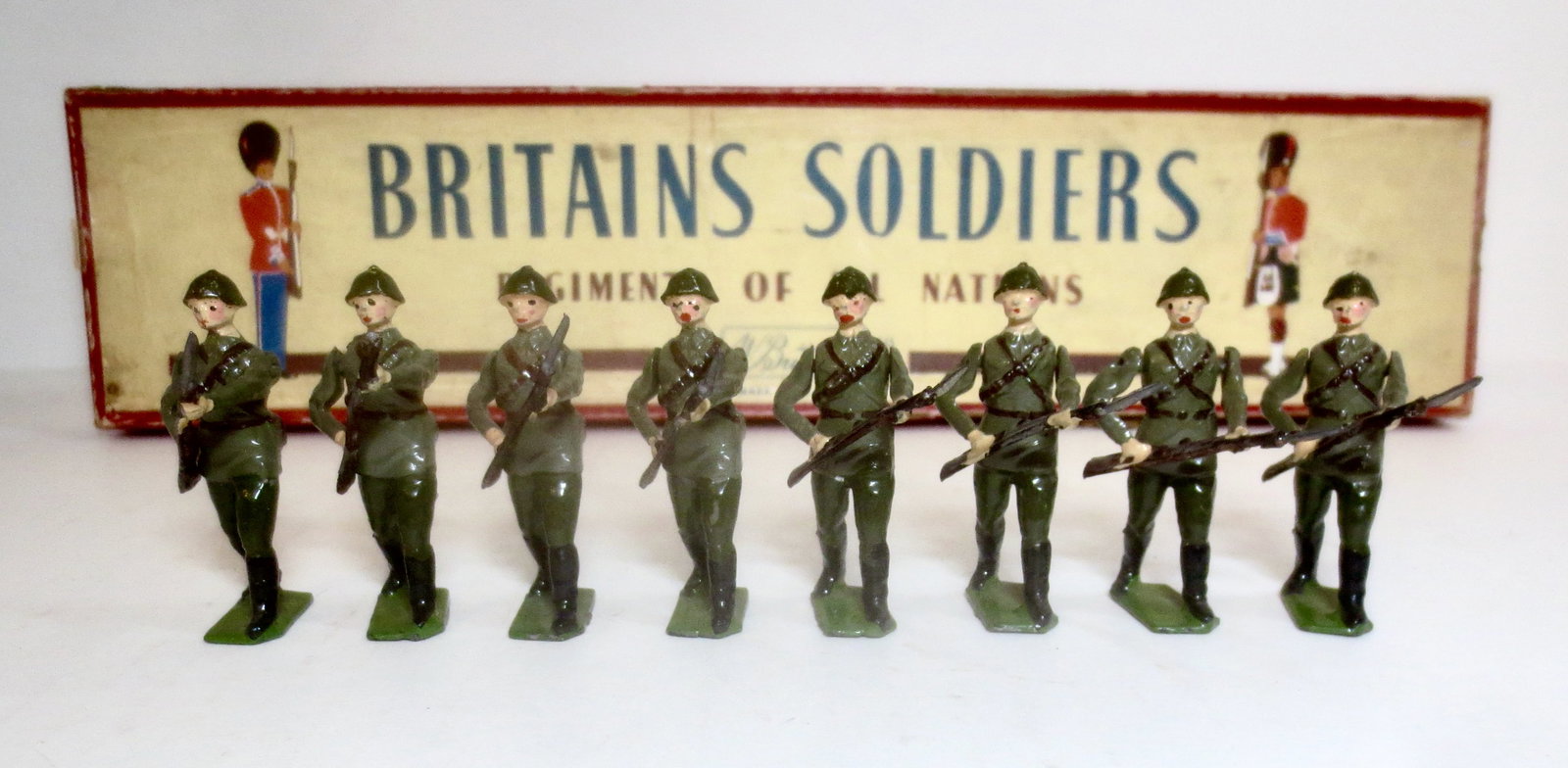 Britains #2032 Red Army Infantry: Post war issue. 8 pieces. Excellent overall condition (one missing bayonet). Box fair.
