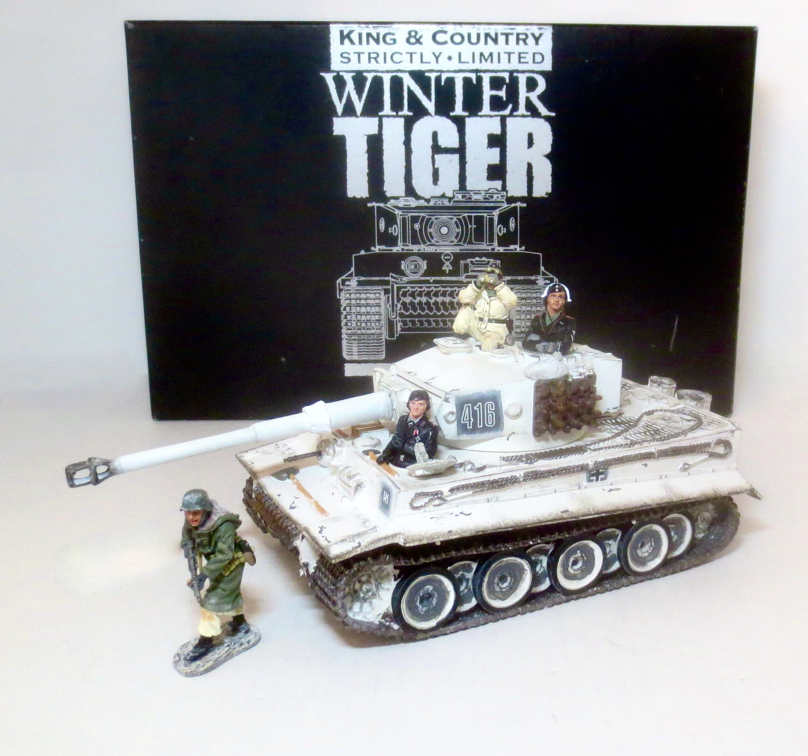King & Country WS70SL "Winter Tiger": Strictly Limited. Retired set. Snow camouflaged Tiger in the markings of the 2nd SS Division DAS REICH as it would have appeared in the winter of 1943/44. 5 pieces. Near mint condition. Box very good.