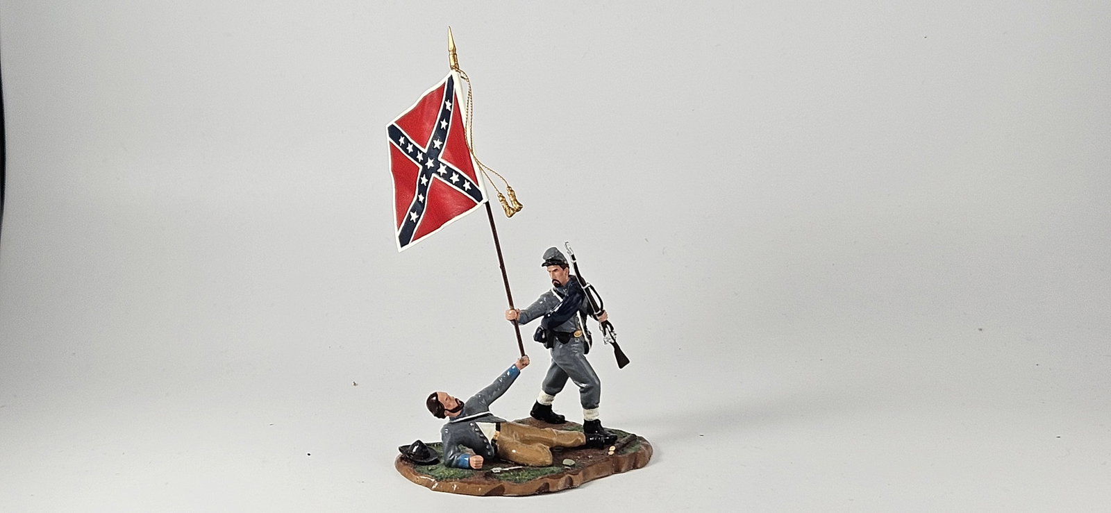 Gettysburg Toy Soldiers Saving the Colors: Gettysburg Toy Soldiers by the late Ed & Laverne Miller. High quality work, excellent paint and sculpting. Vignette - Confederate Saving The Colors. Excellent condition unboxed, 1 piece.