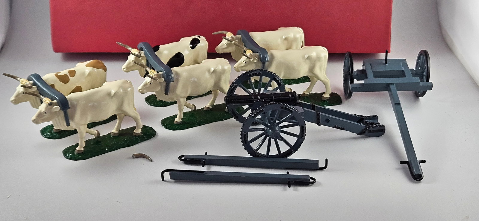 Soldiers of the World Sudan Oxen Gun Set: Soldiers of the World from New Zealand. British Colonial Sudan. 6 Oxen Team Sudan Gun set. Excellent condition, one horn needs reglue, included. 13 Pieces.