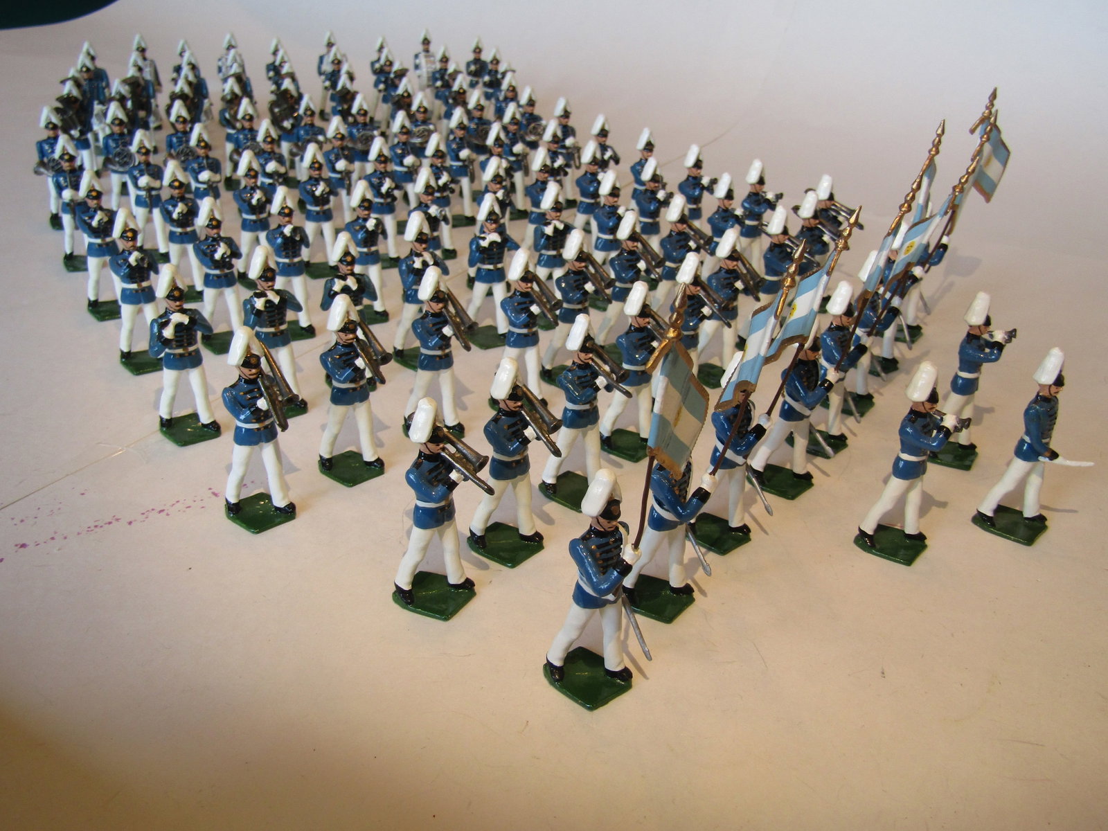 Dorset Soldiers Colors and Band of the Argentine: Military School Cadets. 110 pieces. Condition excellent. Box excellent. **EXTRA SHIPPING DUE TO LARGE LOT SIZE**