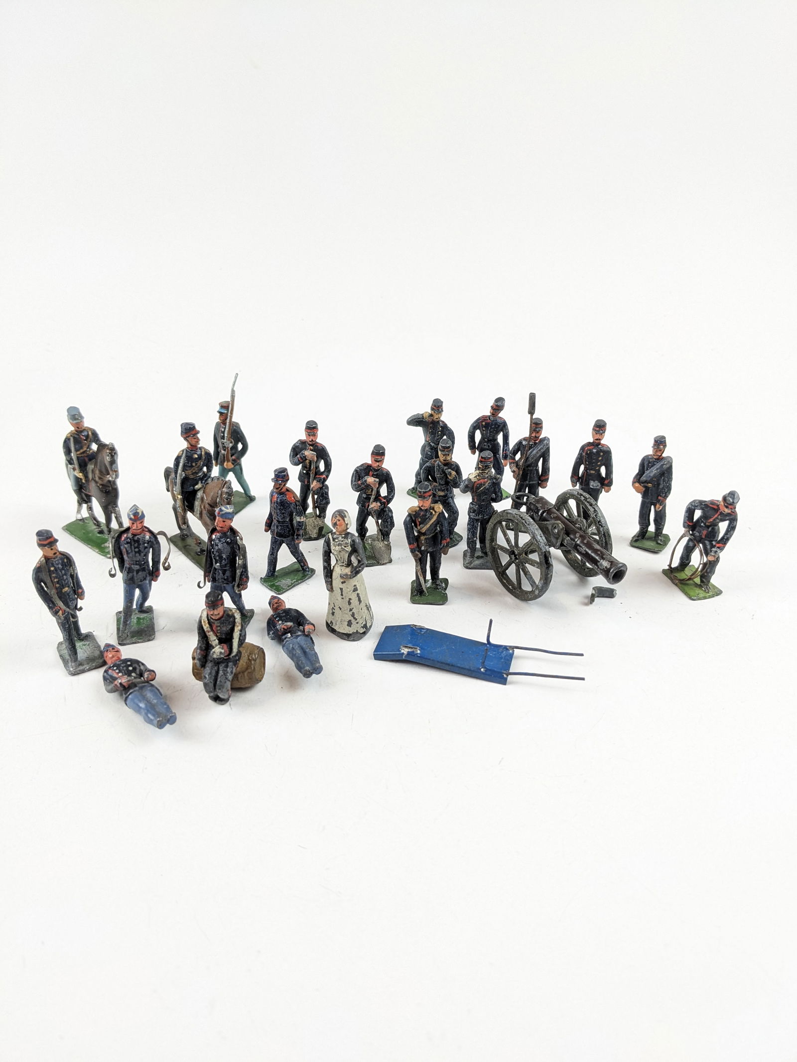 Heyde French Artillery & Medical Group: 24 Pieces Condition Fair-Good (Gun & Stove Broken) No Box